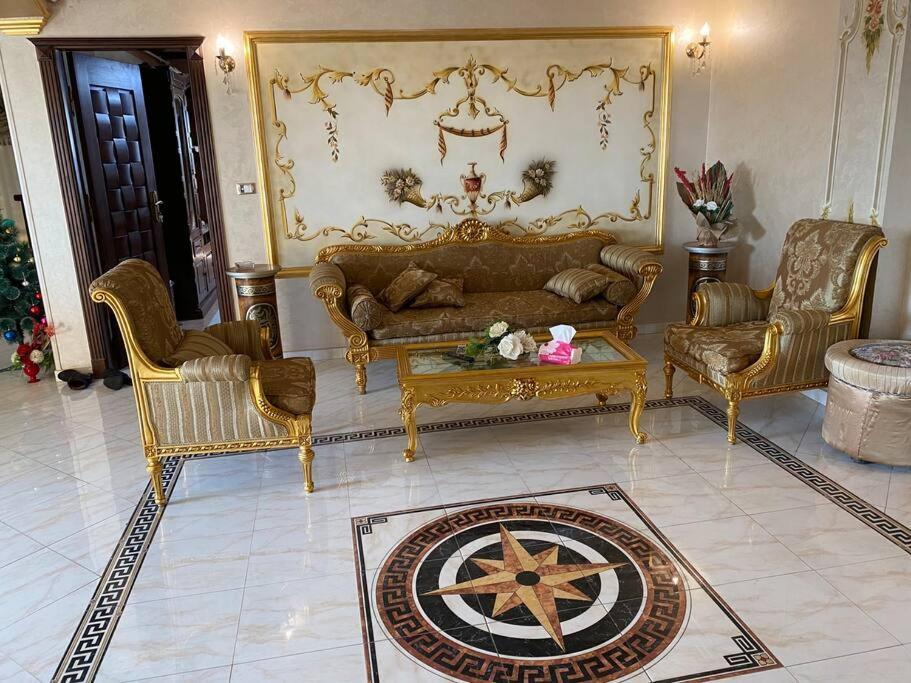 Royal Pyramids Palace Apartment *